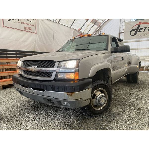 F4 --  2004 CHEVROLET SILVERADO 3500 CREW CAB 4X4 DUALLY, Silver, 205018 KM