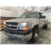 Image 3 : F4 --  2004 CHEVROLET SILVERADO 3500 CREW CAB 4X4 DUALLY, Silver, 205018 KM