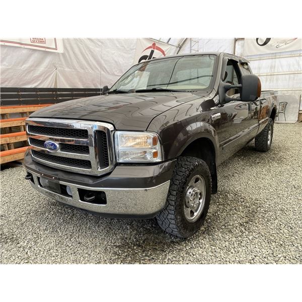 F6G --  2005 FORD F250 SUPER DUTY CREW CAB 4X4, Grey, 164201 KM