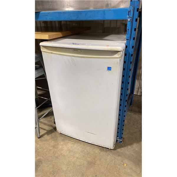 DANBY WHITE COMMERCIAL BAR FRIDGE ( APPROX. 24"W X 24"D X 36"H )