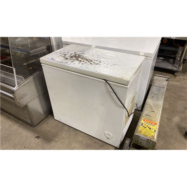 FRIGIDAIRE FFFC07M2UW WHITE ELECTRIC 35"W X 21"D X 33"H CHEST FREEZER