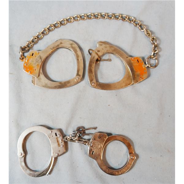 2 pcs: Smith & Wesson leg chains with key & Smith & Wesson hand cuffs with key