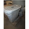 Image 1 : 2 Laundry Hampers w/ Lids