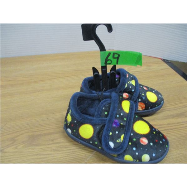 NEW:  SLIPPERS (SIZE 7/8)