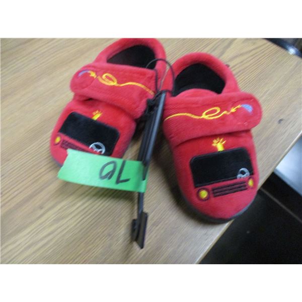 NEW:  KID'S SLIPPERS (SIZE 5/6)