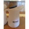 Image 2 : 2 shop measuring jugs