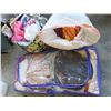 Image 1 : 3 bags of assorted cloths and 3 plush blankets - Pittsburg Penguins, Snoiw Leopards, Ride 4 Life