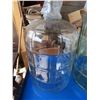 Image 3 : 6 gal and 5 gal glass wine making containers