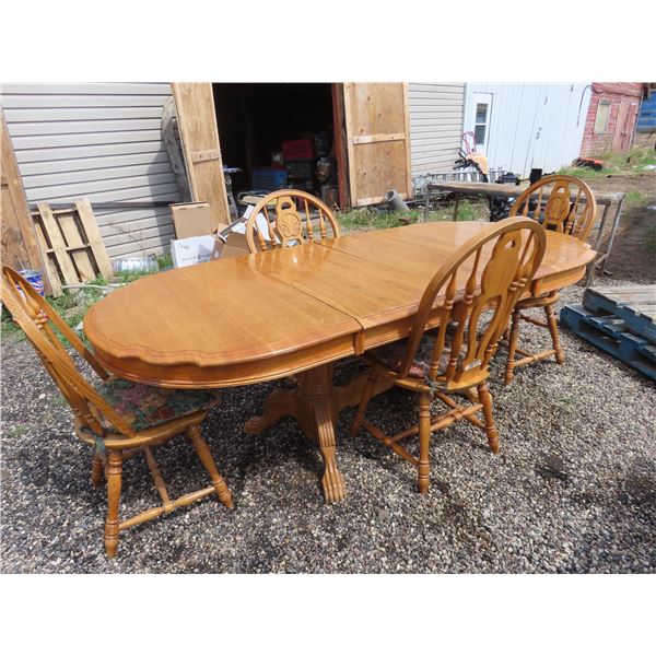 oak table in great condition claw foot legs and 2 table leafs includes 4 chairs