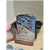 Image 3 : 3 pieces signed pottery 2 mugs & dish