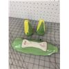 Image 2 : VINTAGE CORN COB SALT AND PEPPER SHAKERS AND TRAY