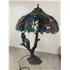 Image 1 : LARGE TIFFANY STYLE TABLE LAMP WITH LIGHT UP BIRDS