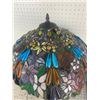 Image 2 : LARGE TIFFANY STYLE TABLE LAMP WITH LIGHT UP BIRDS