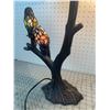 Image 5 : LARGE TIFFANY STYLE TABLE LAMP WITH LIGHT UP BIRDS