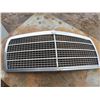 Image 1 : Mercedes Benz grill