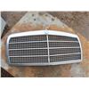 Image 2 : Mercedes Benz grill