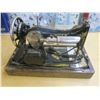 Image 5 : antique Singer sewing machine - no key