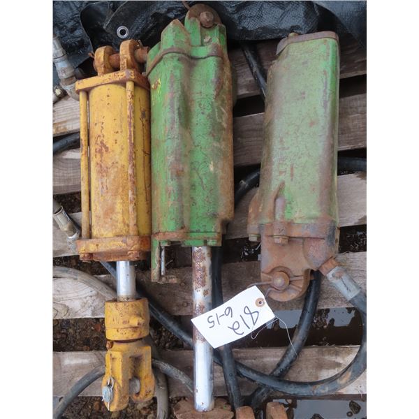 lot of three hydraulic rams