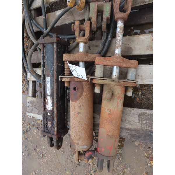 lot of three hydraulic rams