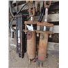 Image 1 : lot of three hydraulic rams