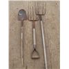 Image 1 : 2 pitch forks and shovel