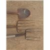 Image 2 : 2 pitch forks and shovel