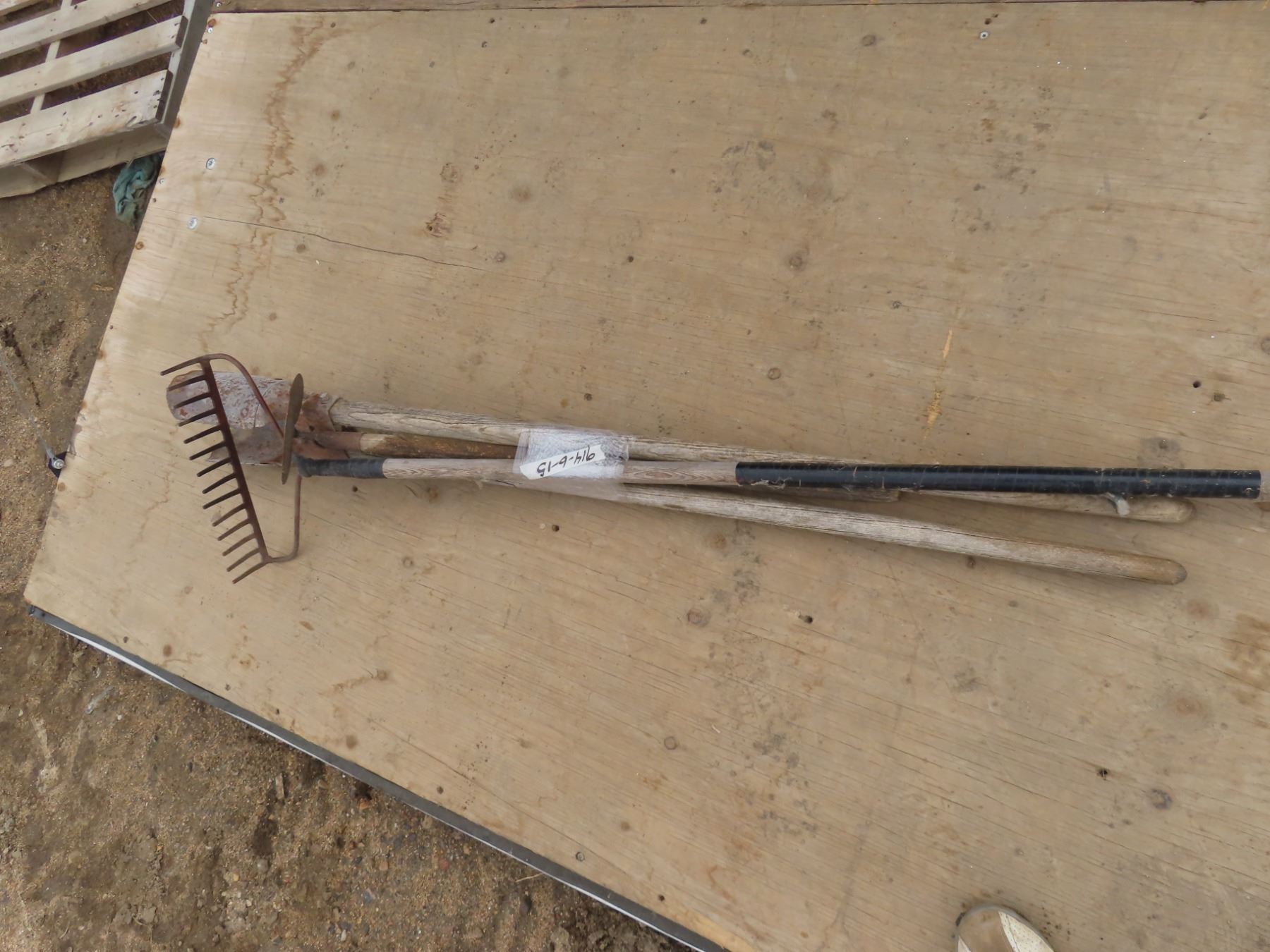 post hole auger , rake , potato digger - Schmalz Auctions