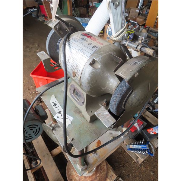 king grinder with light , heavy duty stand good shape