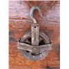 Image 2 : pulley antique with hook
