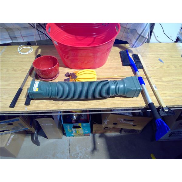 Bucket with clippers, pot, lawn ornaments, 2x snowbrushes and flex a spout