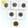 Image 1 : Lot of 5, 25 cent coins and one 1992 one dollar coin