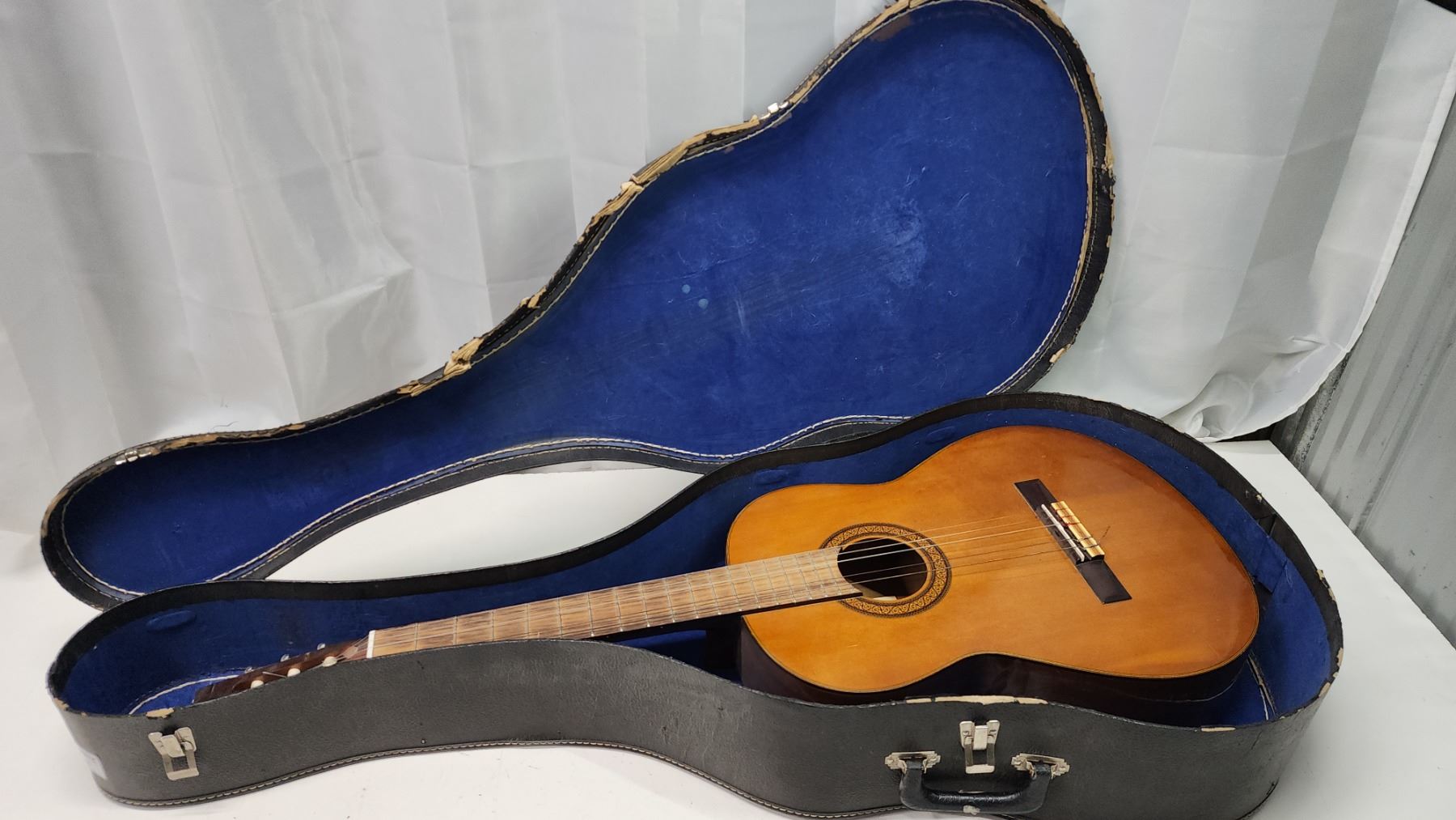 Mred String Missing Case Acoustic guitar, w/ case - missing 1 string - great condition - Schmalz ...
