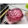 Image 5 : Cranberry glass kitten on basket, candy dish - in original box