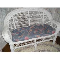 White wicker loveseat w/cushion