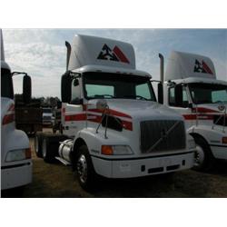 1999 VOLVO T/A TRUCK TRACTOR