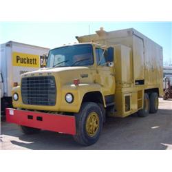 1989 FORD LNT8000 T/A ENCLOSED LUBE TRUCK