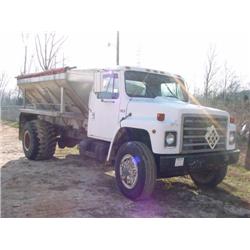 1985 INTERNATIONAL S1900 S/A SPREADER TRUCK
