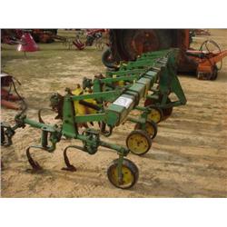 JOHN DEERE 400 CULTIVATOR