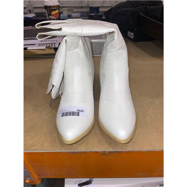 Ladies white cowboy boots size 9.5