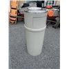 Image 1 : RUBBERMAID GARBAGE CAN