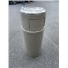 Image 2 : RUBBERMAID GARBAGE CAN