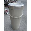 Image 3 : RUBBERMAID GARBAGE CAN