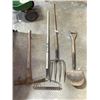 Image 2 : LOT OF GARDEN TOOLS AND SPREADER