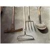 Image 3 : LOT OF GARDEN TOOLS AND SPREADER