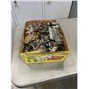 Image 1 : TRAY OF ASSORTED JEWELLERY