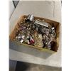Image 2 : TRAY OF ASSORTED JEWELLERY