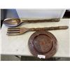 Image 1 : LARGE FORK AND SPOON WITH DECORATIVE PLATE