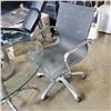Image 2 : ROUND GLASS TABLE AND OFFICE CHAIR
