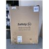 Image 2 : SAFETY 1ST EXTEND TO FIT SLIDING METAL GATE WIDE AND STURDY