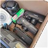 Image 3 : ASSORTED VINTAGE POLAROID AND 35MM CAMERAS